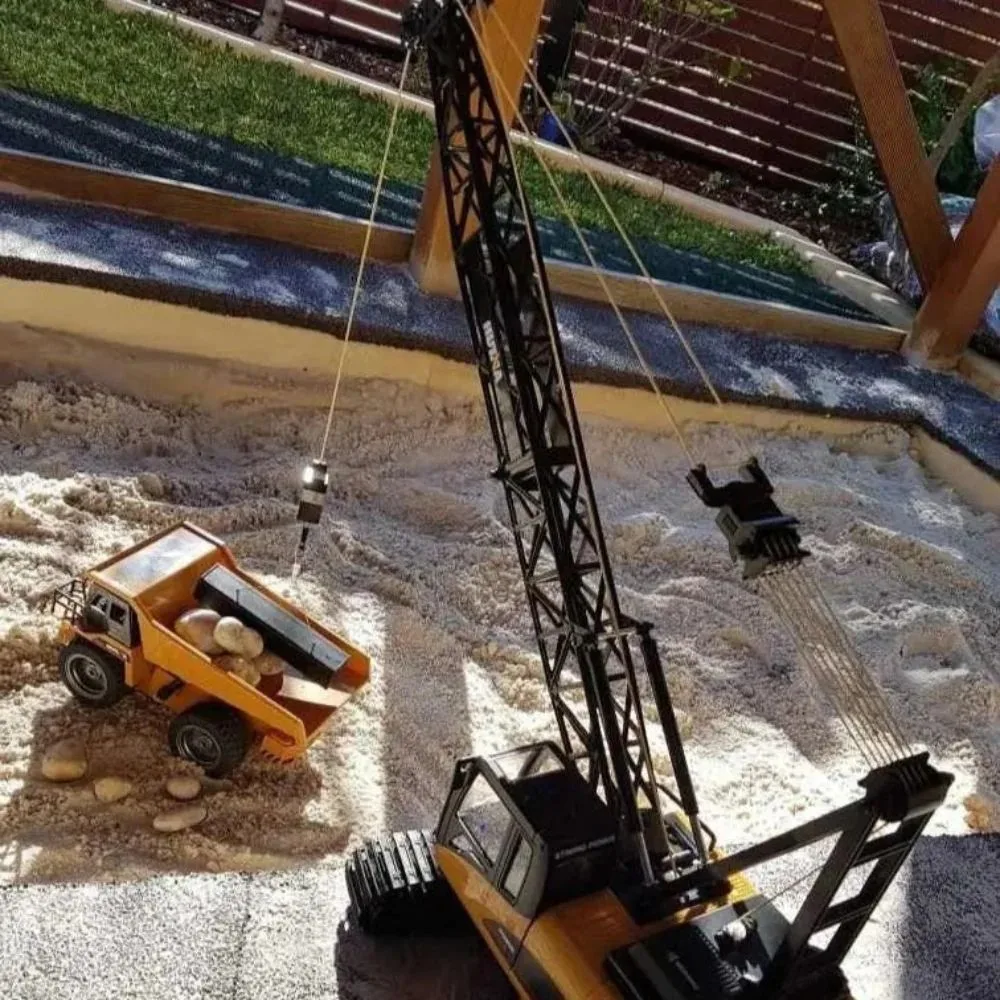 HUINA 1572 RC Crane 1:14 Scale | 12CH Engineering Latticed Boom Crane Truck - Image 4